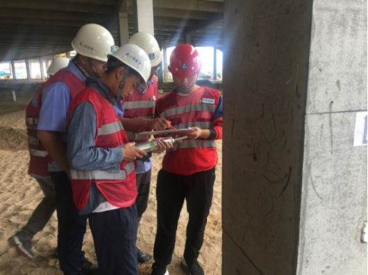 工程现场质检工作 曾俊 摄