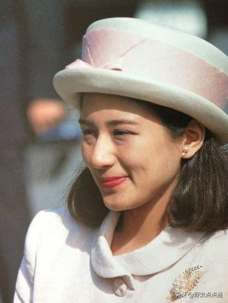 日本雅子皇后:精通六国语言,23年前举行了一个像葬礼一样的婚礼