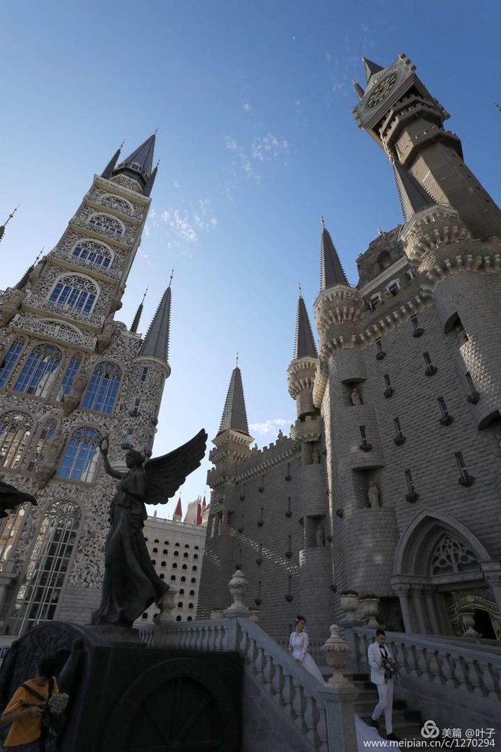 这座哥特式城堡里的人们每年的9月28日都举行祭孔大典
