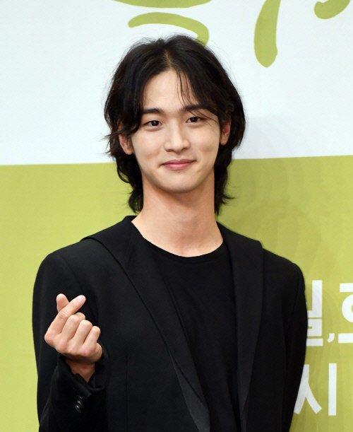 百度了一下男主张润东女主是我们大家比较熟悉的韩国演员,从小就开始