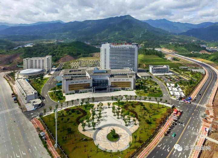 《2016年迁建后的漳平市医院病房和门诊综合大楼》 原方志办供图《90