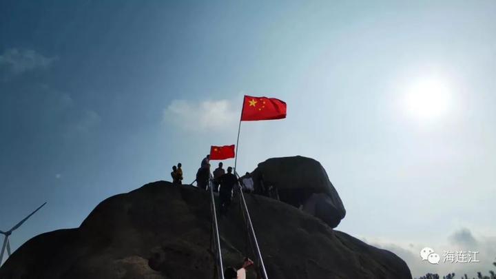 诸名山游人如"过江之鲫"青芝,覆釜,云居,狮山,玉泉群众争相"占领"山头