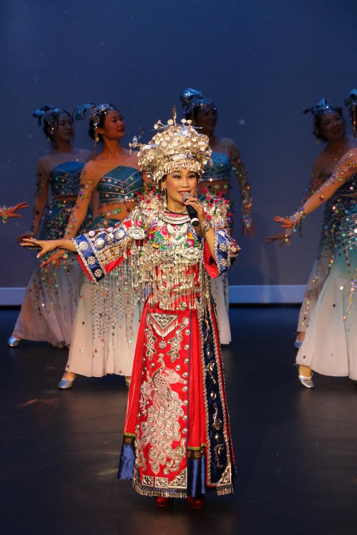 被一台精彩纷呈的东方歌舞震撼,被彝族歌唱家王美玉的艺术魅力折服