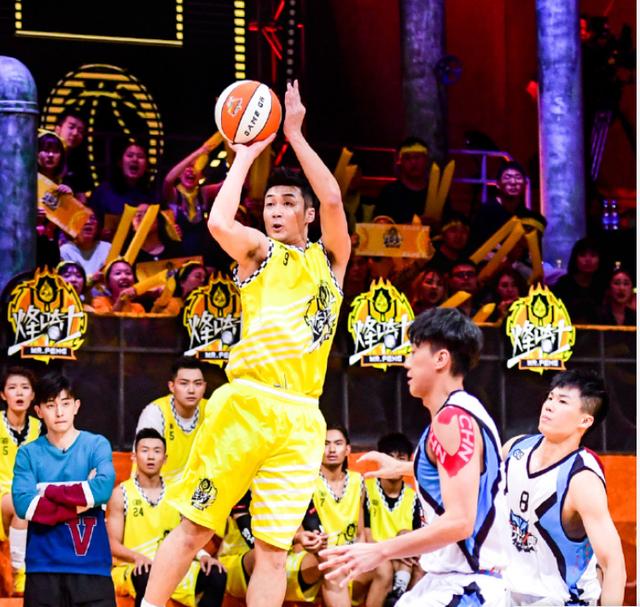 里面大前锋位置空了,摆上两个小前锋,白晶和李观洋分别和赵志忠搭档