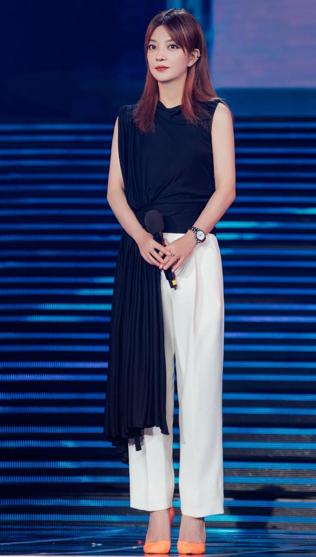 赵薇换了妆发后愈发年轻有魅力穿黑白装出席闭幕式优雅又干练