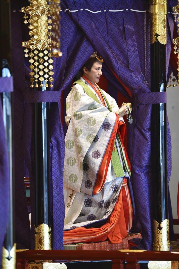 天皇即位 皇后雅子朝服高贵漂亮 背后有辛酸