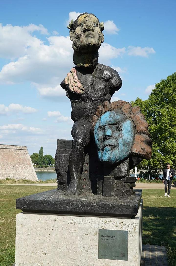 广场贝多芬是波恩的骄傲想必不需要多说,波恩有数不清的贝多芬雕像,最