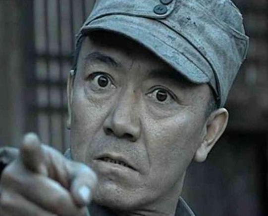 《亮剑》中李云龙官职低于情敌,为何不将其放眼里?难怪那么淡定