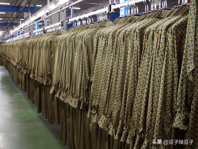 西班牙artesio,zara总部仓库里的外套.2018年10月.