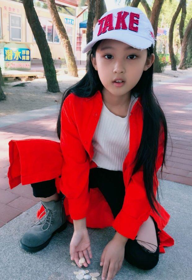 9岁的果果就已经开始秀腿了,穿破洞裤腿直得不像话,真是服_马来西