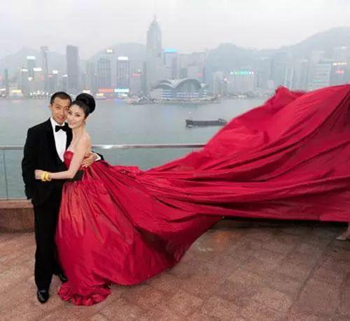 黎姿在澳洲举行婚礼所穿的婚纱价值525万.