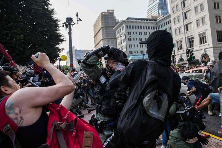 10月27日,蒙面黑衣暴徒企圖搶奪警員頭盔,警員奮力反擊.