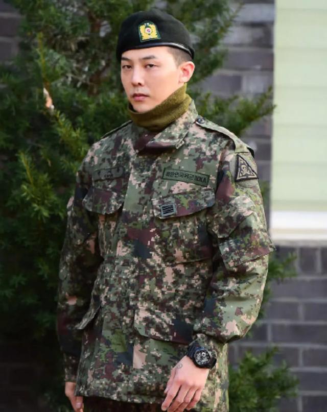 在此之前李敏镐等人也经历过退伍,但场面并没有权志龙那么给力.