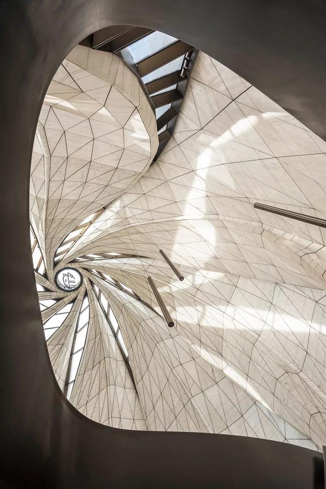 这个获奖无数的「花骨朵」,用结构之美震撼人心