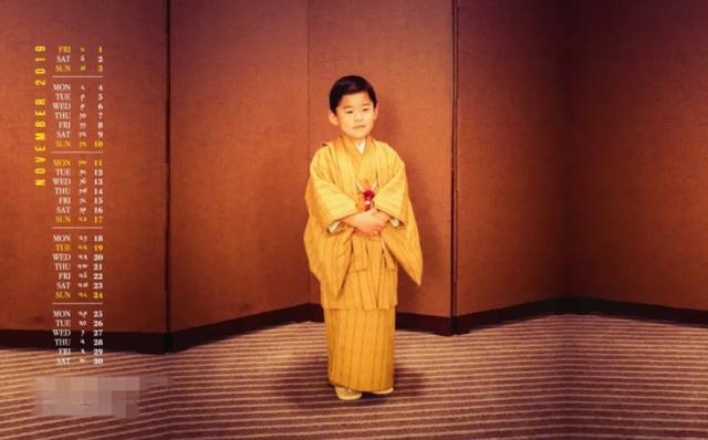 不丹王室为纪念日本德仁天皇登基发布3岁龙太子穿和服日历照