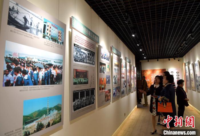 图为民众在福建华侨主题馆参观"初心与使命——福建省侨联成立60年"