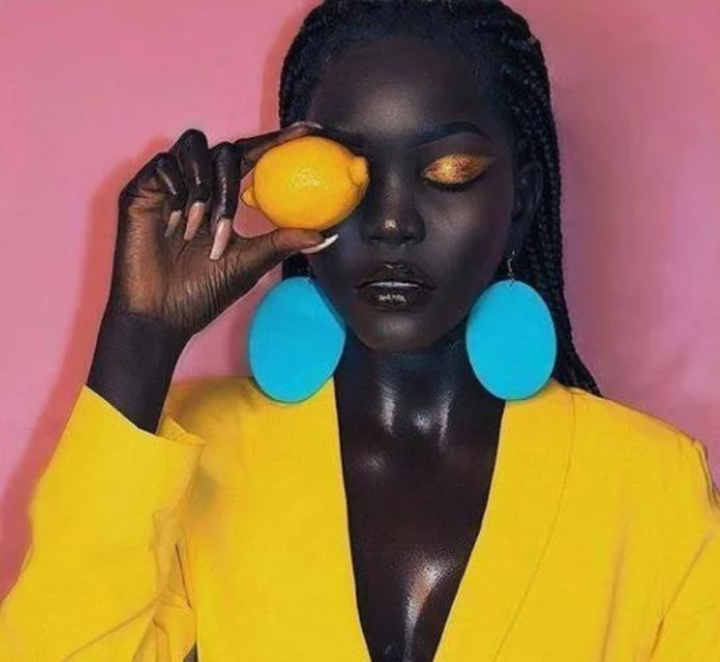 在埃塞俄比亚和肯尼亚的难民营中长大的难民,她天生肤色就较别人要黑