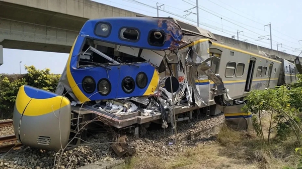 台湾铁路事故现场图片