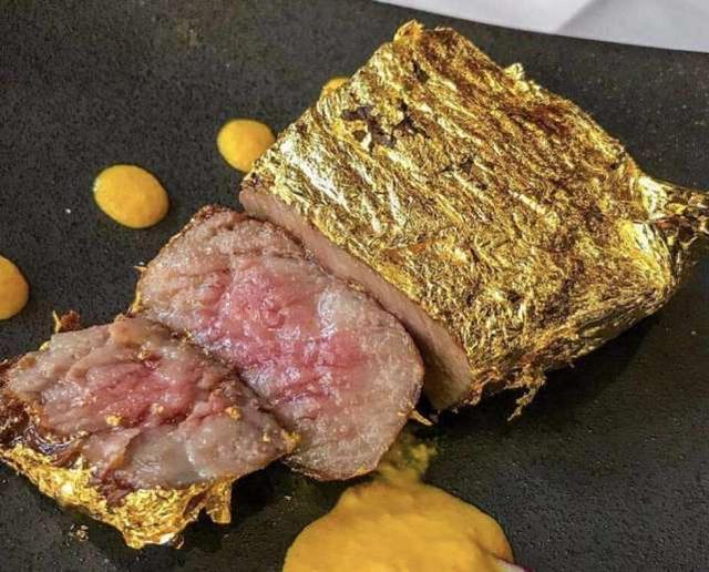 迪拜"镀金"牛排,一块售价高达8000块,网友:想钱想疯了?