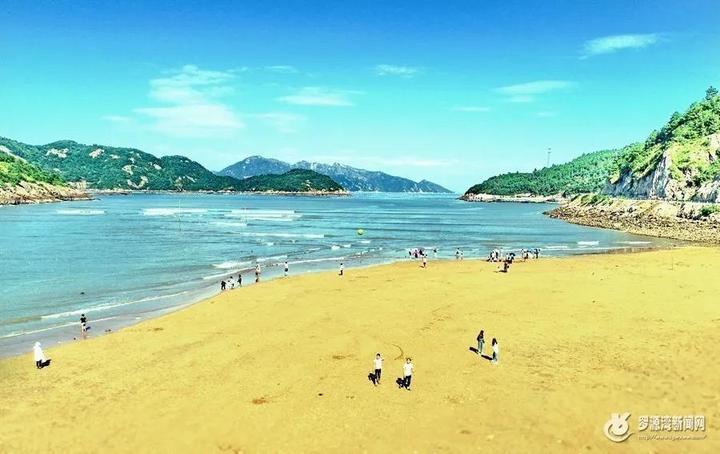 牛澳湾沙滩,游客分散"打卡".