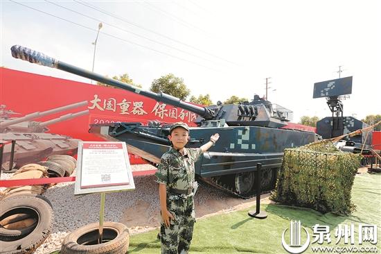 爱国主义教育国防兵器展:市民直击重器风采过足"军事瘾"