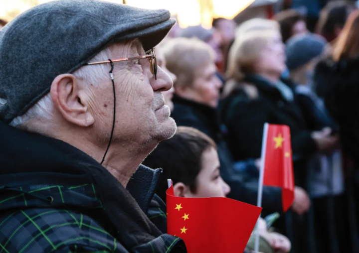 2月22日,在塞尔维亚首都贝尔格莱德举行的一场声援中国抗击新冠疫情的