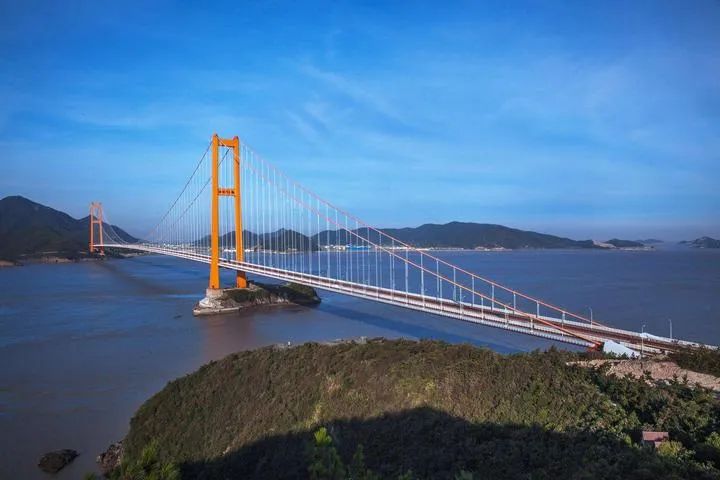 交通部门召集相关专家今日作出回应:此类涡激共振现象不会对桥梁结构