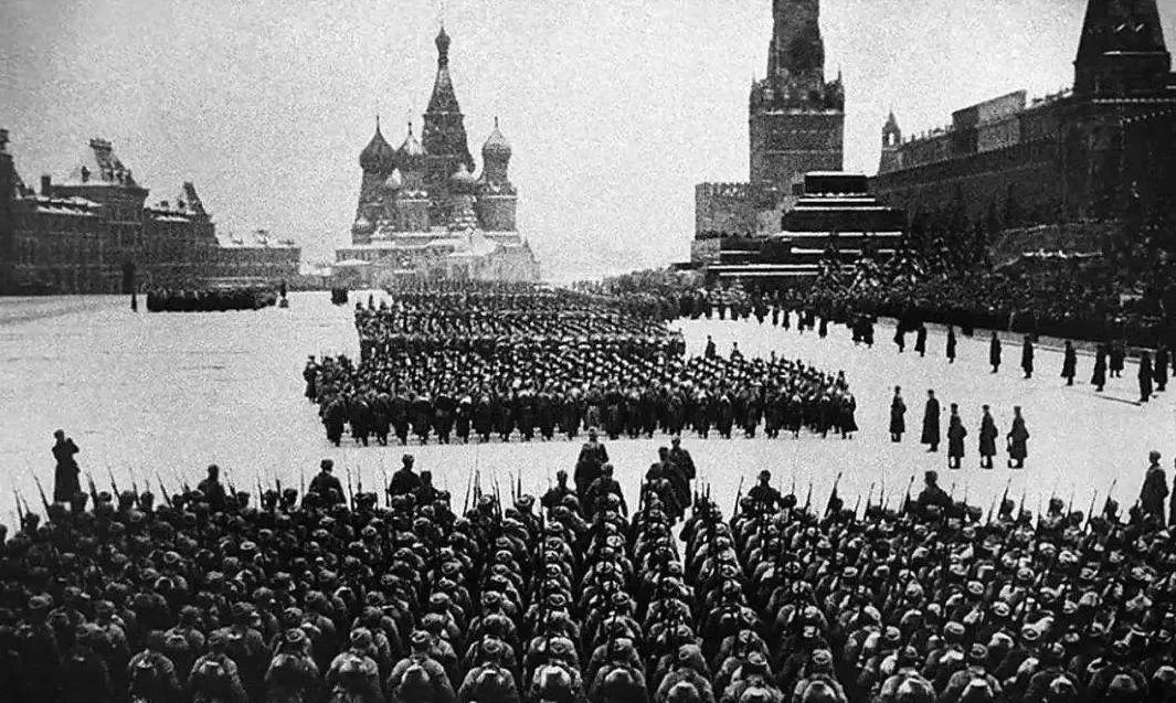 公里时,红场上传统的十月革命节日阅兵式并没如德国人预料的那样取消