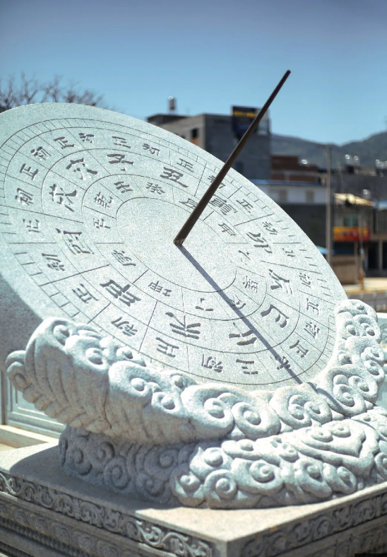 走进可看到日晷闽越水镇的巨大的城门有着壮丽的外观★★霸气的城门前