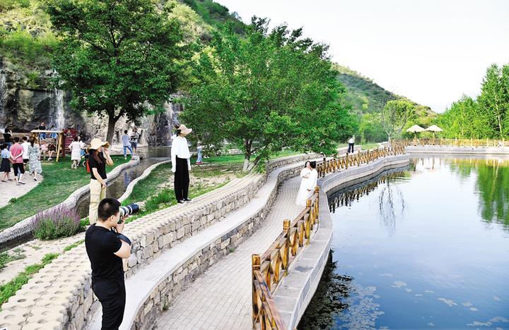 图为6月26日,在保晋公园内,家长和孩子参加亲子活动.