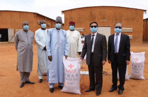 《西非华声》 i 尼日尔:张立军大使出席中国政府粮食援助项目交接仪式