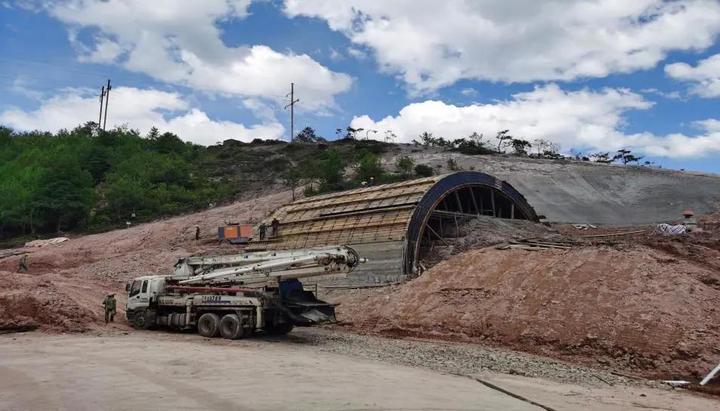 龙龙铁路石英顶隧道出口护拱施工