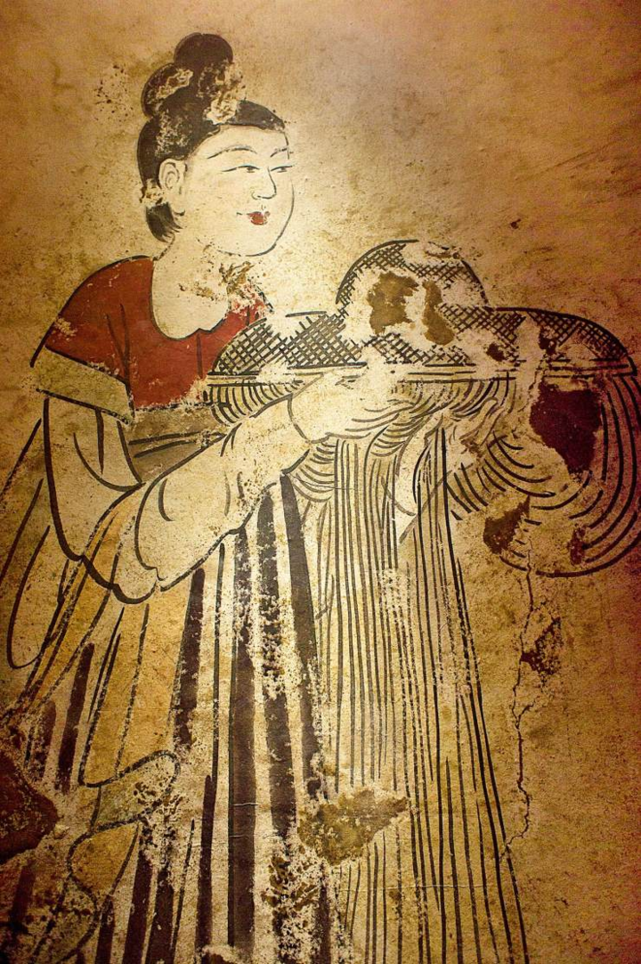 在陕西礼泉县昭陵发掘的燕德妃墓出土的《捧帷帽侍女图》壁画中,可见