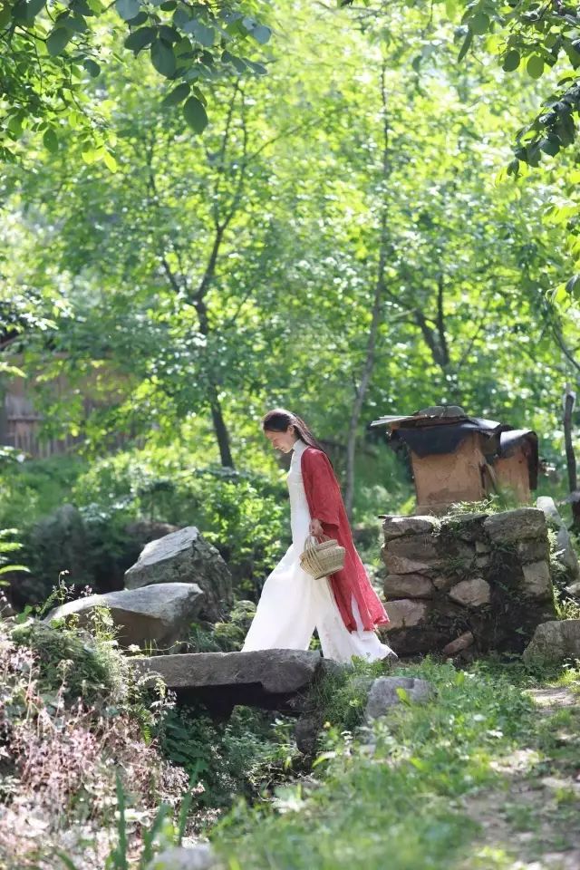 样散落那女伴脸上的雀斑儿夏风,不见不语他禁不住吻了女伴的红唇倏然