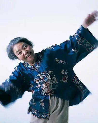 70岁的婆婆花2年用毛线复刻一座小镇,太逼真了,我想住里面