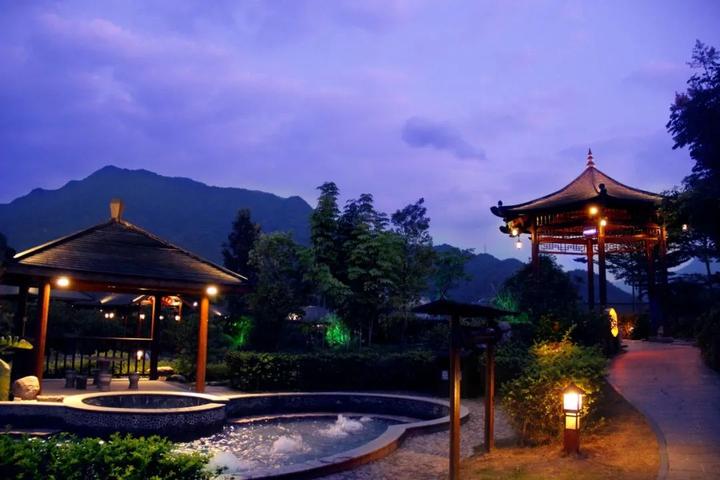 度假村建有温泉酒店,温泉花田,露天温泉园区,七星温泉别墅,懒虫房车