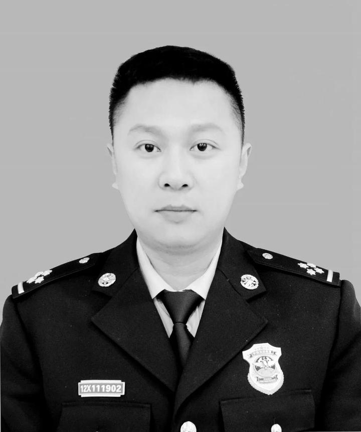 悲痛被洪水冲走的消防指挥员牺牲了