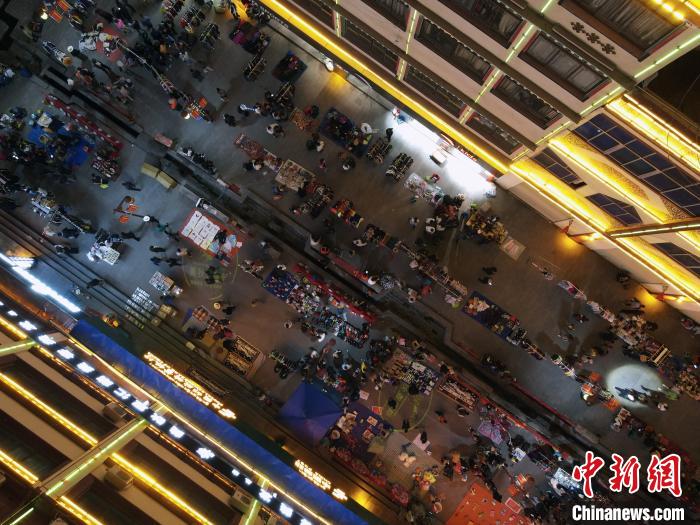 昌都市夜市生活气息浓烈.江飞波 摄