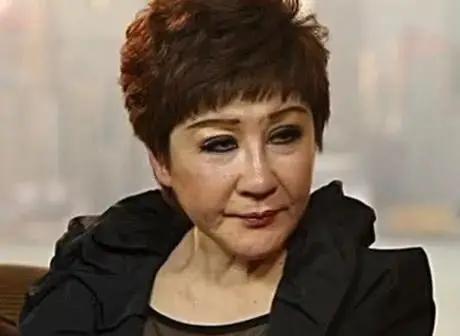 他的原配,是曾经和李小龙有染的香港艳星,丁佩.