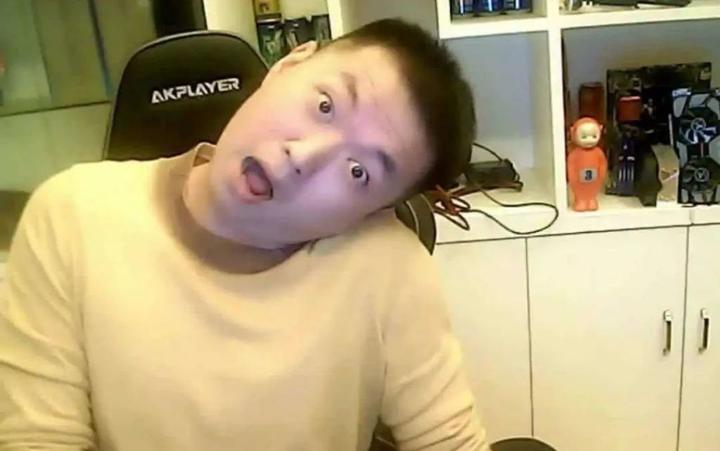 被骂火的土味网红:跪着挣钱,不丢人.