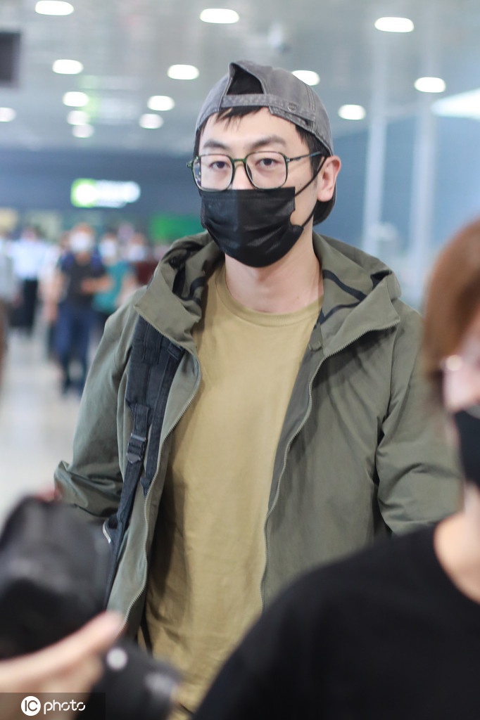朱亚文反戴棒球帽配黑框眼镜斯文中彰显雅痞气质