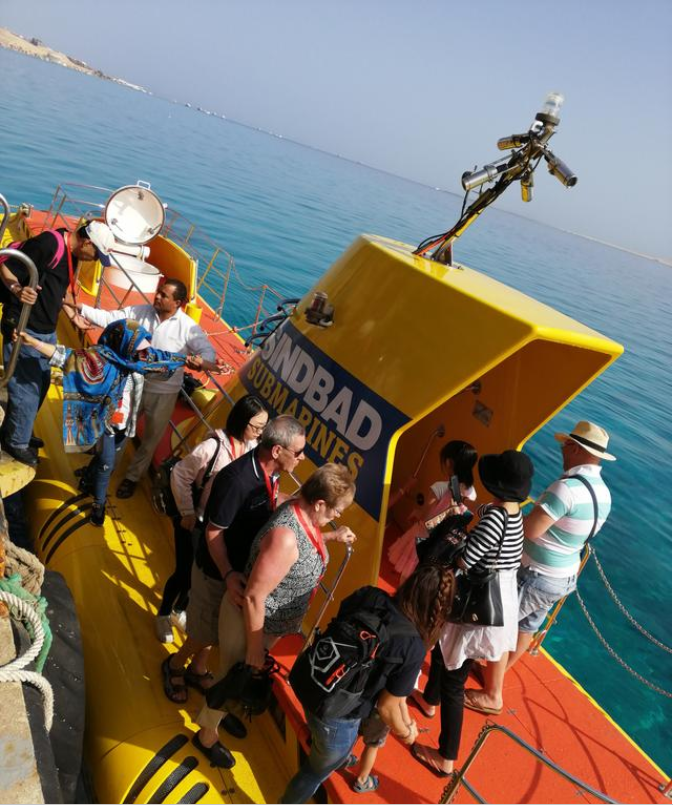 这段航程让我们觉得是意外的收获,小美女们订的行程是潜水艇,我们其实