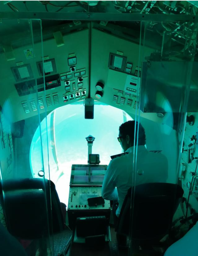 这段航程让我们觉得是意外的收获,小美女们订的行程是潜水艇,我们其实