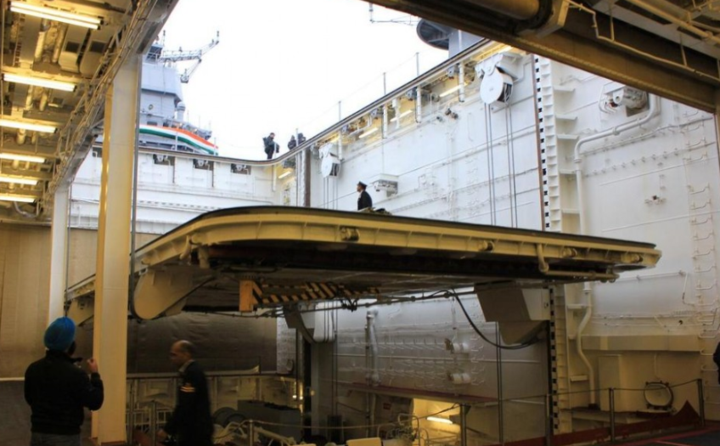 实拍印度"维克兰特"号航母机库