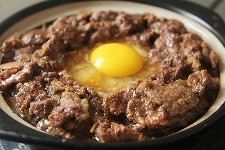 窝蛋牛肉煲仔饭!