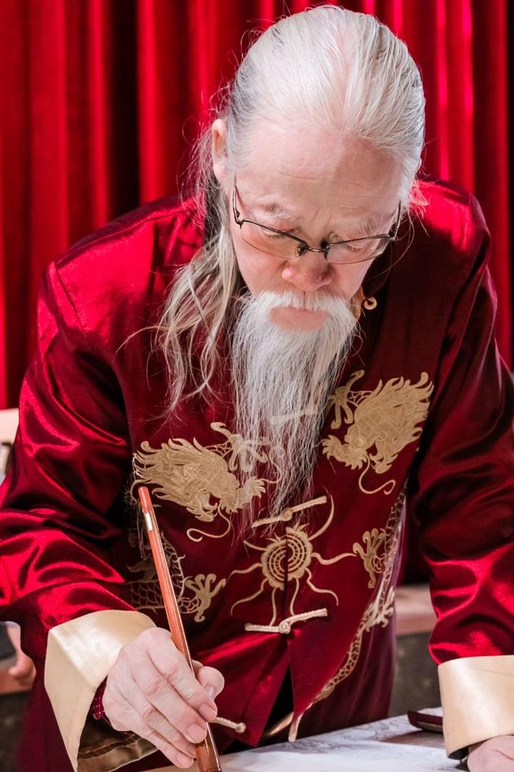 妙明居士杖锡松风青山岭,遼望归途路悠悠.