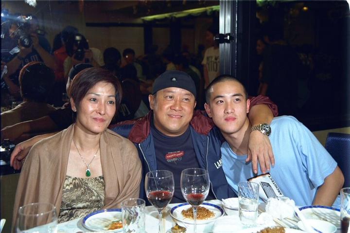 曾国祥与父母一家三口合照