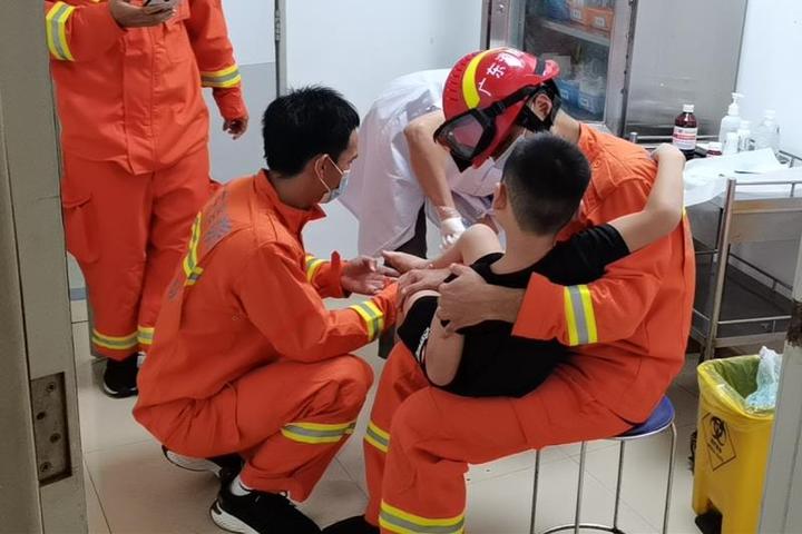 7岁小孩脚卡电动车后轮消防紧急救援并将其送医