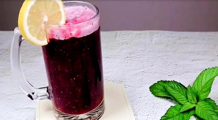 5倍的比例加纯净水到榨汁机2香蕉,菠萝,桑葚,薄荷叶