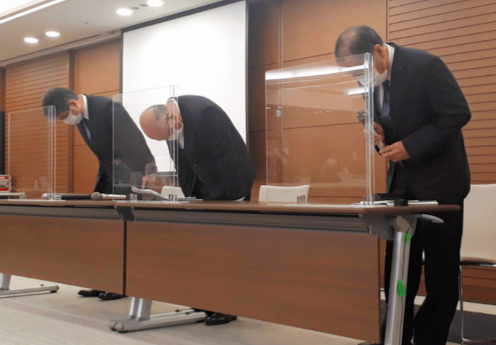 日本货船触礁泄漏千吨重油浮在海岸 公司领导鞠躬致歉